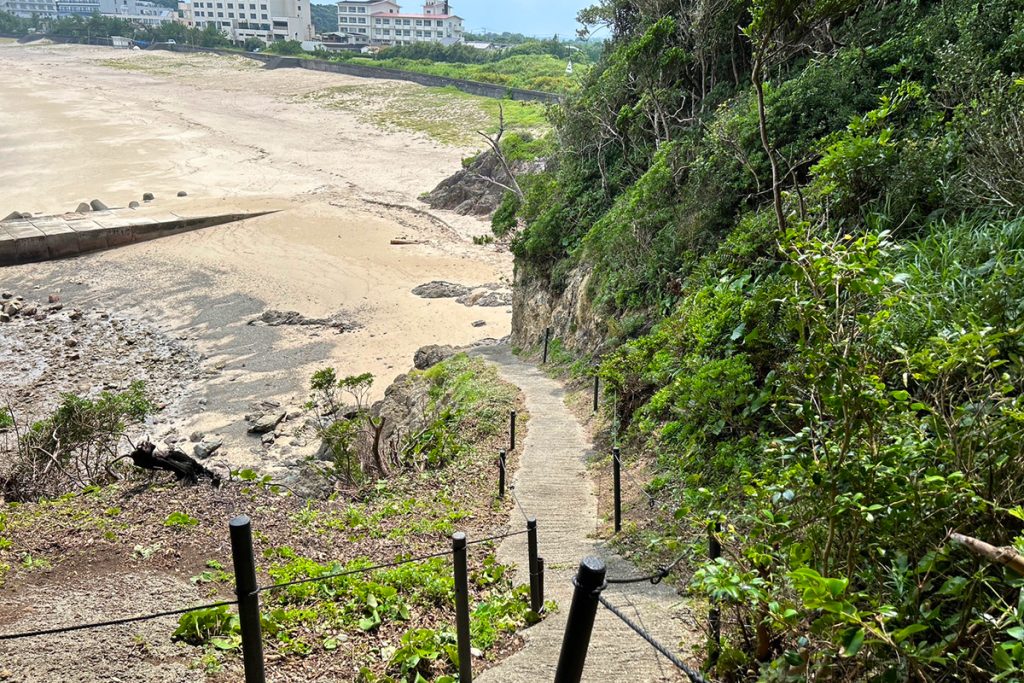 千鳥ケ浜海水浴場までの小道